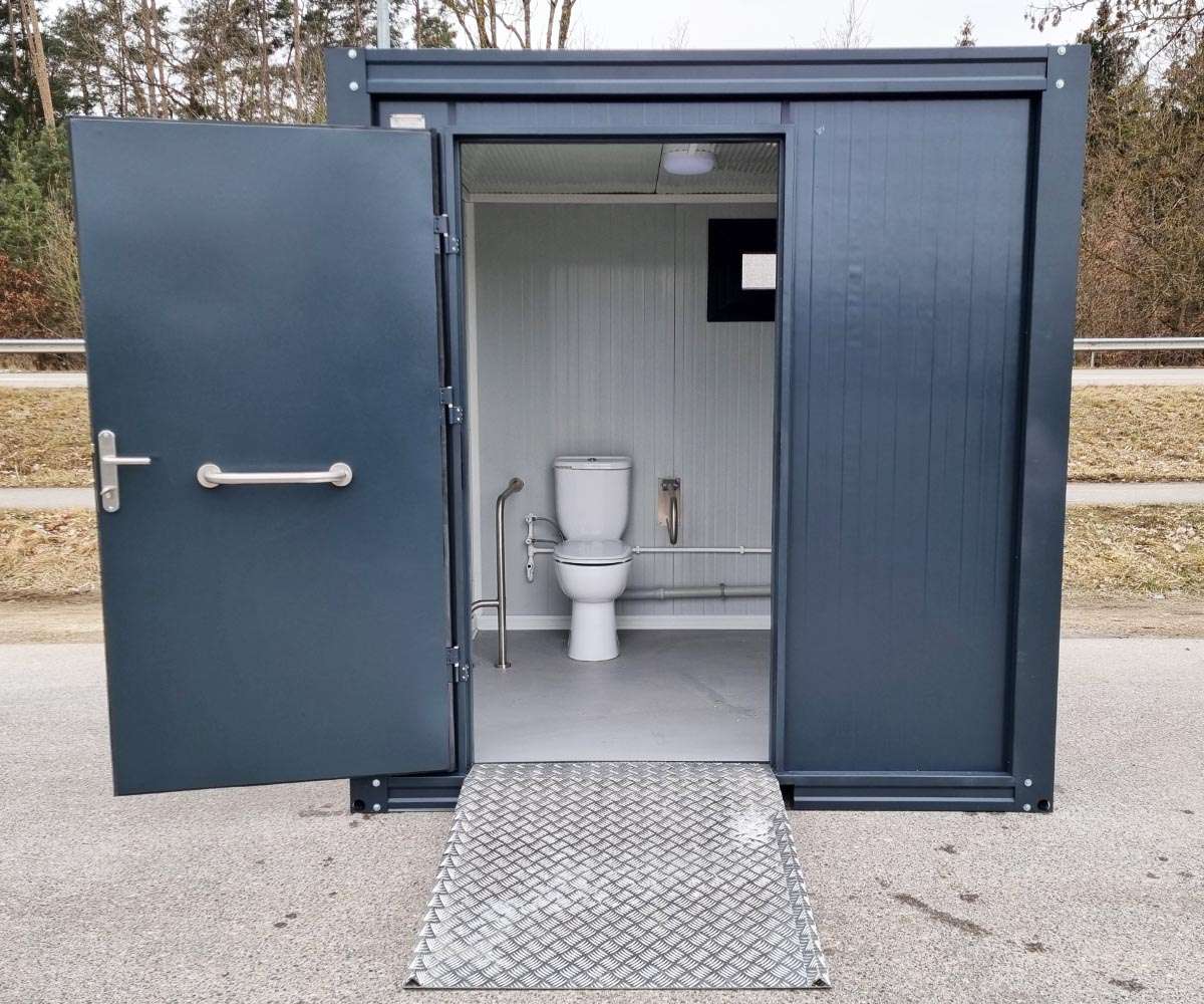 CONTENEDOR SANITARIO ACCESIBLE CON RAMPA